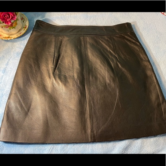 MICHAEL Michael Kors black leather skirt with silver details. Very cute. Size 6 - Picture 6 of 10